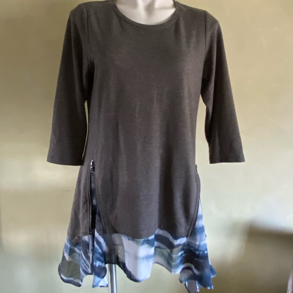 Lori Goldstein LOGO top with zippered hem detail